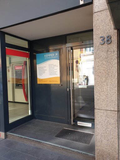 Physiotherapie- & Massagepraxis Kemper Köln, Eingang direkt neben der Sparkasse in der Goltsteinstraße 38